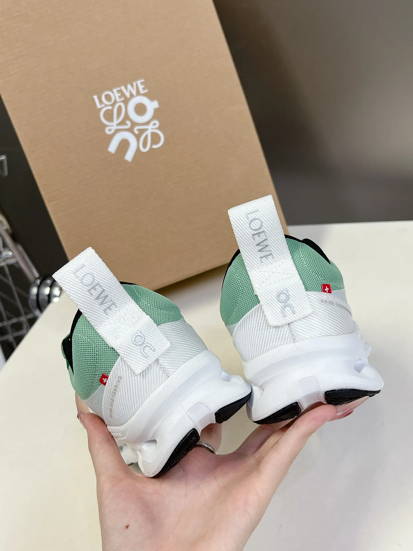 👟👟Ex-factory price 640👟👟 Loewe x on cioudtilt2.0 running shoes‼ ️Couple model Loewe Made from recycled polyester and mesh, it features an exclusive rubber sole with Loewe's classic logo printed on the side and full-coverage seam details. This cooperation combines ON's professional technology with Loewe's exquisite craftsmanship, and uses it in the production and design, specially designed for urban life and outdoor sports. Code number: 35-40, male 39-44